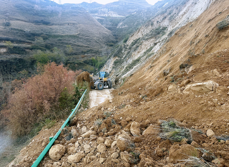 【为民办实事】兰永临2标疏通地方道路_副本.jpg